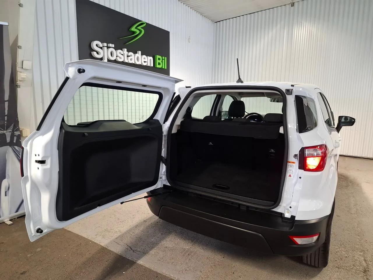 Vehicle image 10