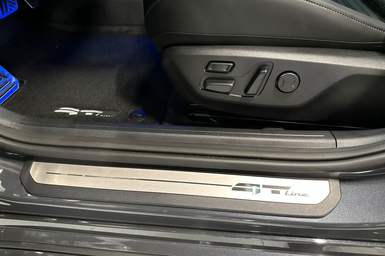 Vehicle image 15