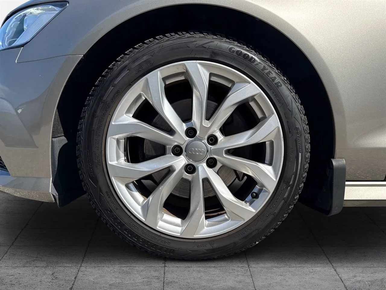 Vehicle image 15