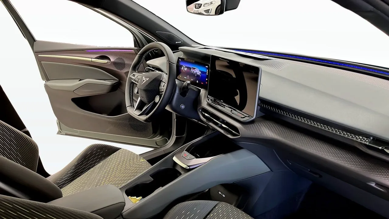 Vehicle image 10