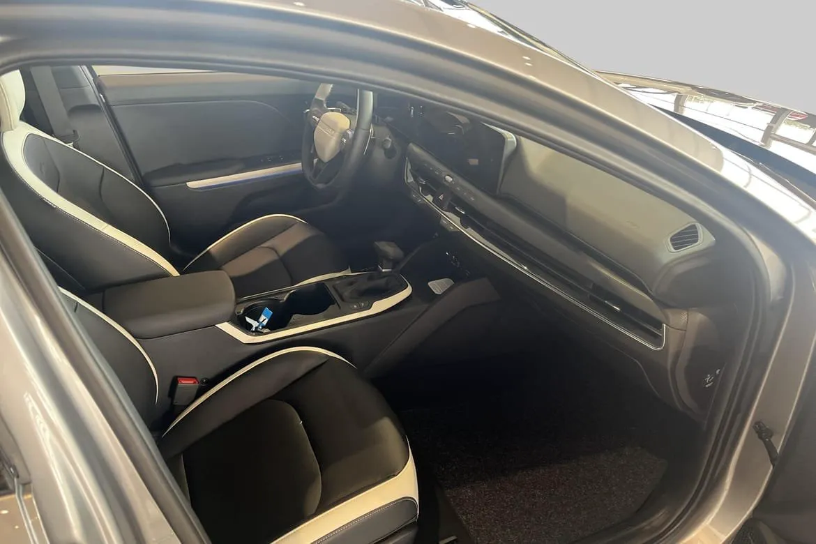 Vehicle image 8