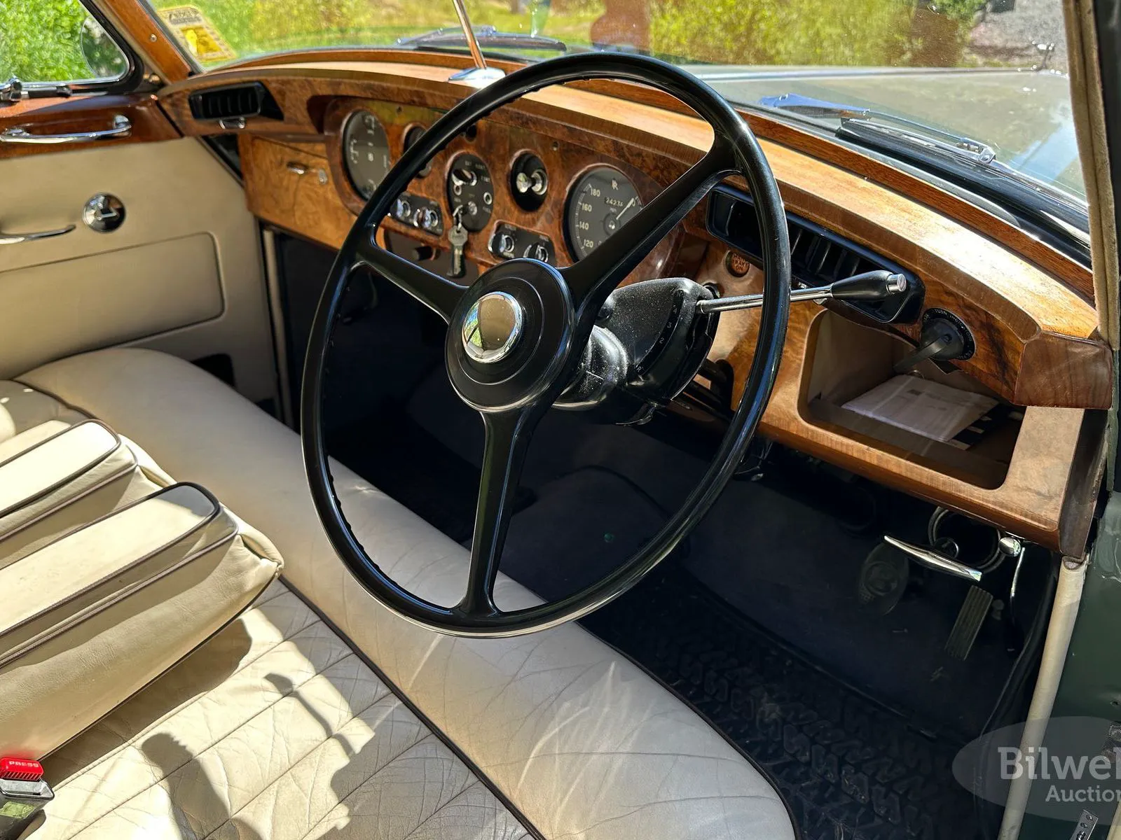Vehicle image 32