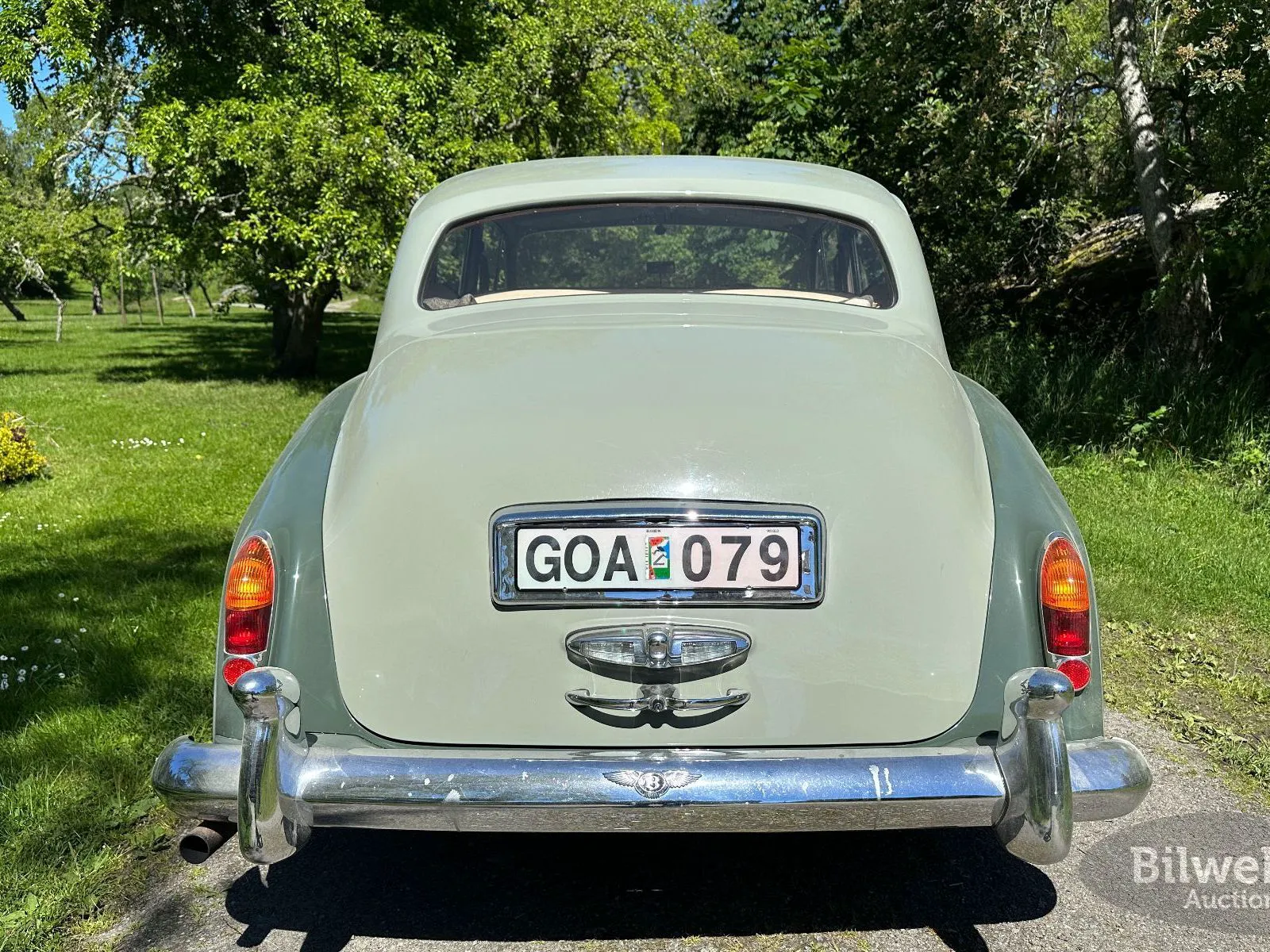 Vehicle image 24