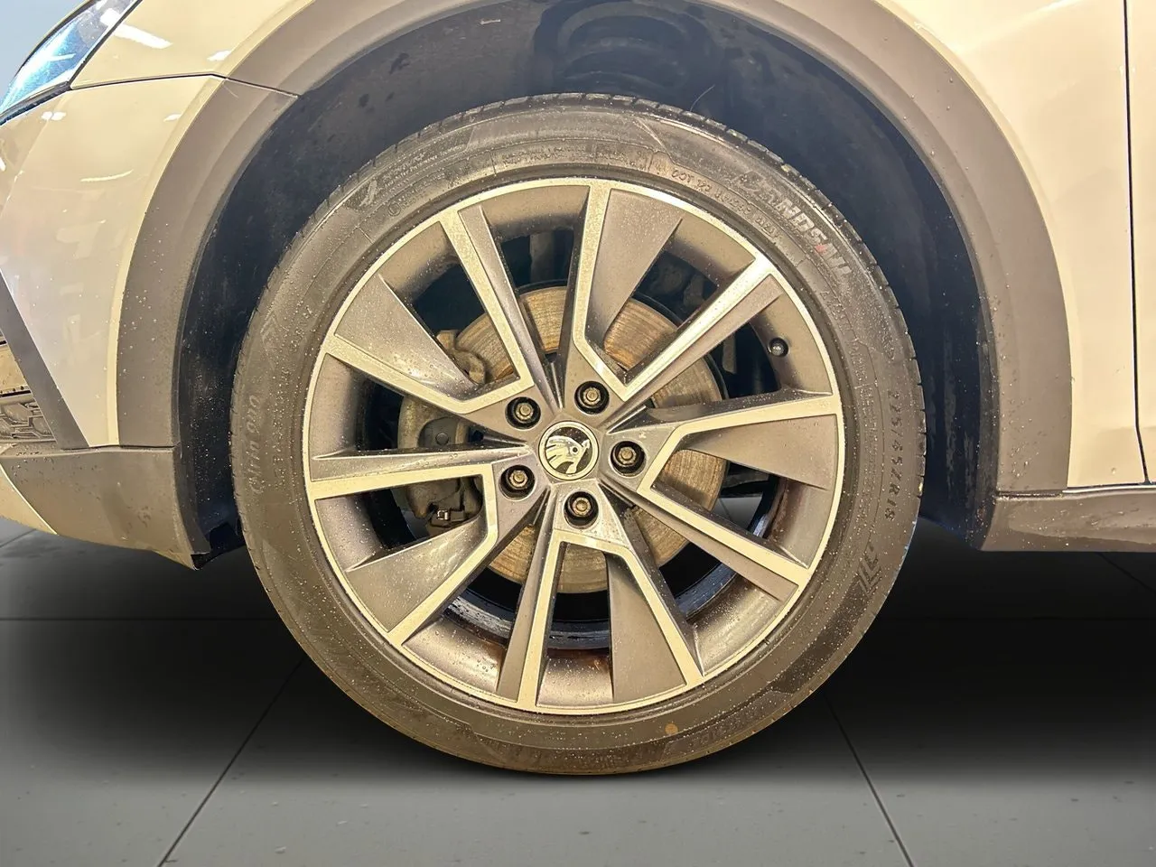 Vehicle image 13