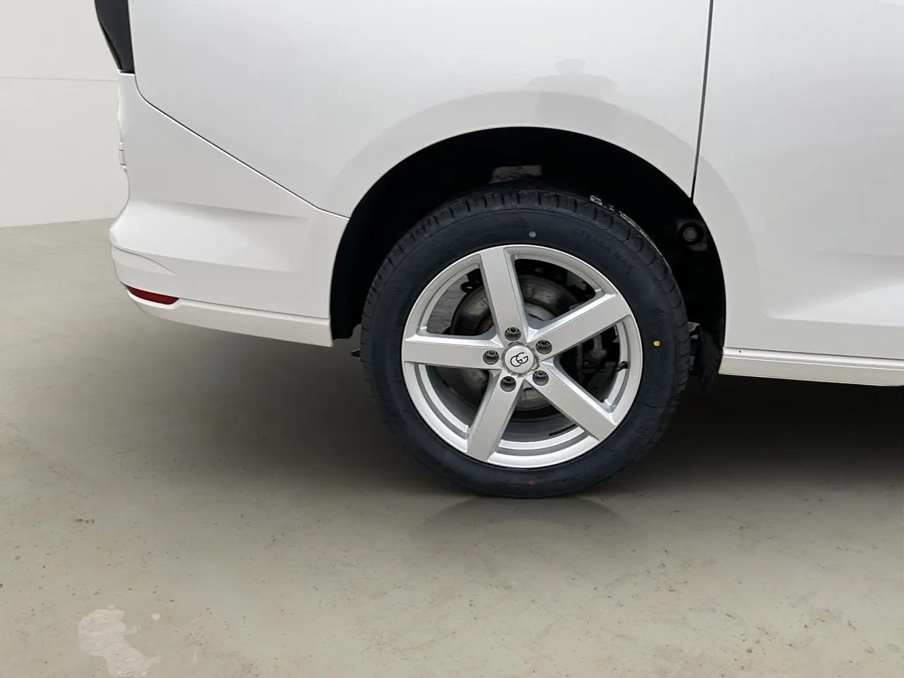 Vehicle image 32