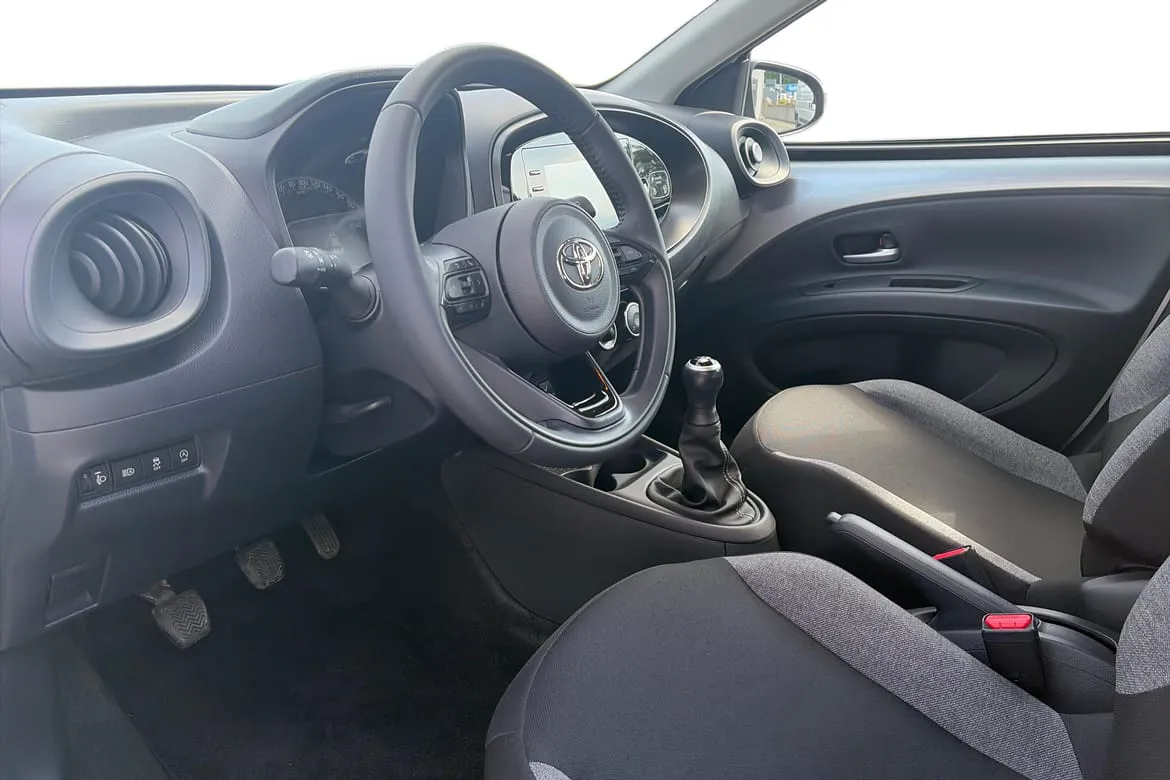Vehicle image 10