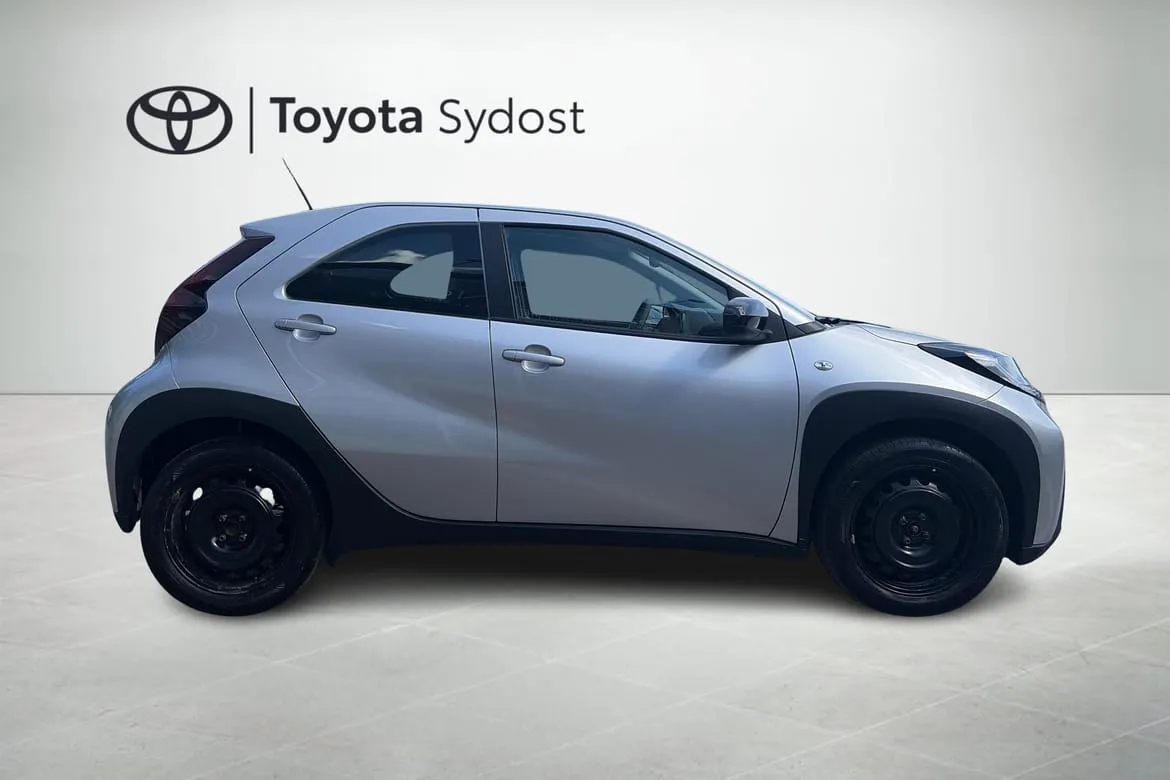 Vehicle image 11
