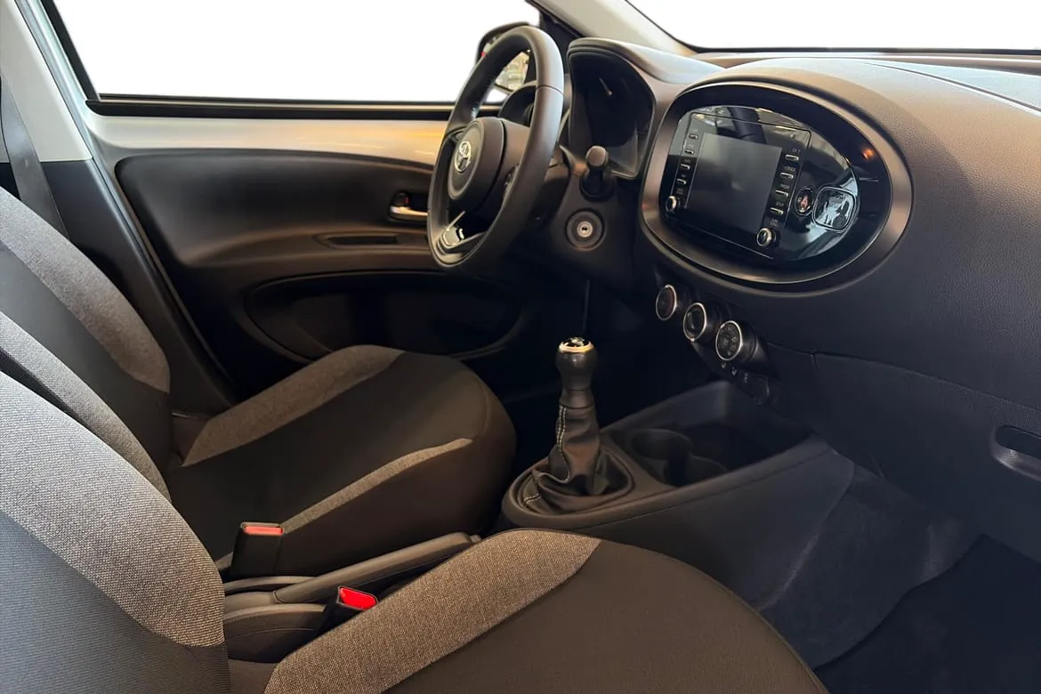 Vehicle image 6
