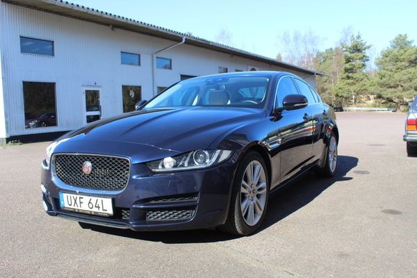 Jaguar XE 20t bensin Prestige, kanonfärg, ljust skinn - 2018