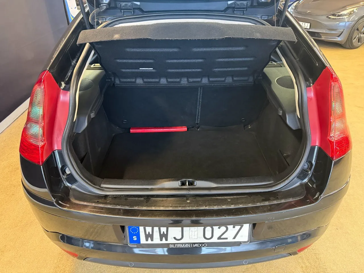 Vehicle image 9