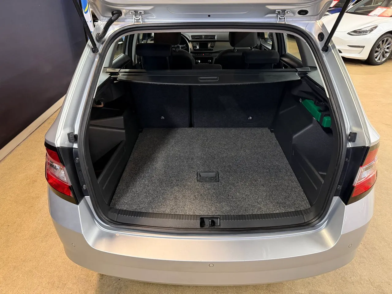 Vehicle image 10