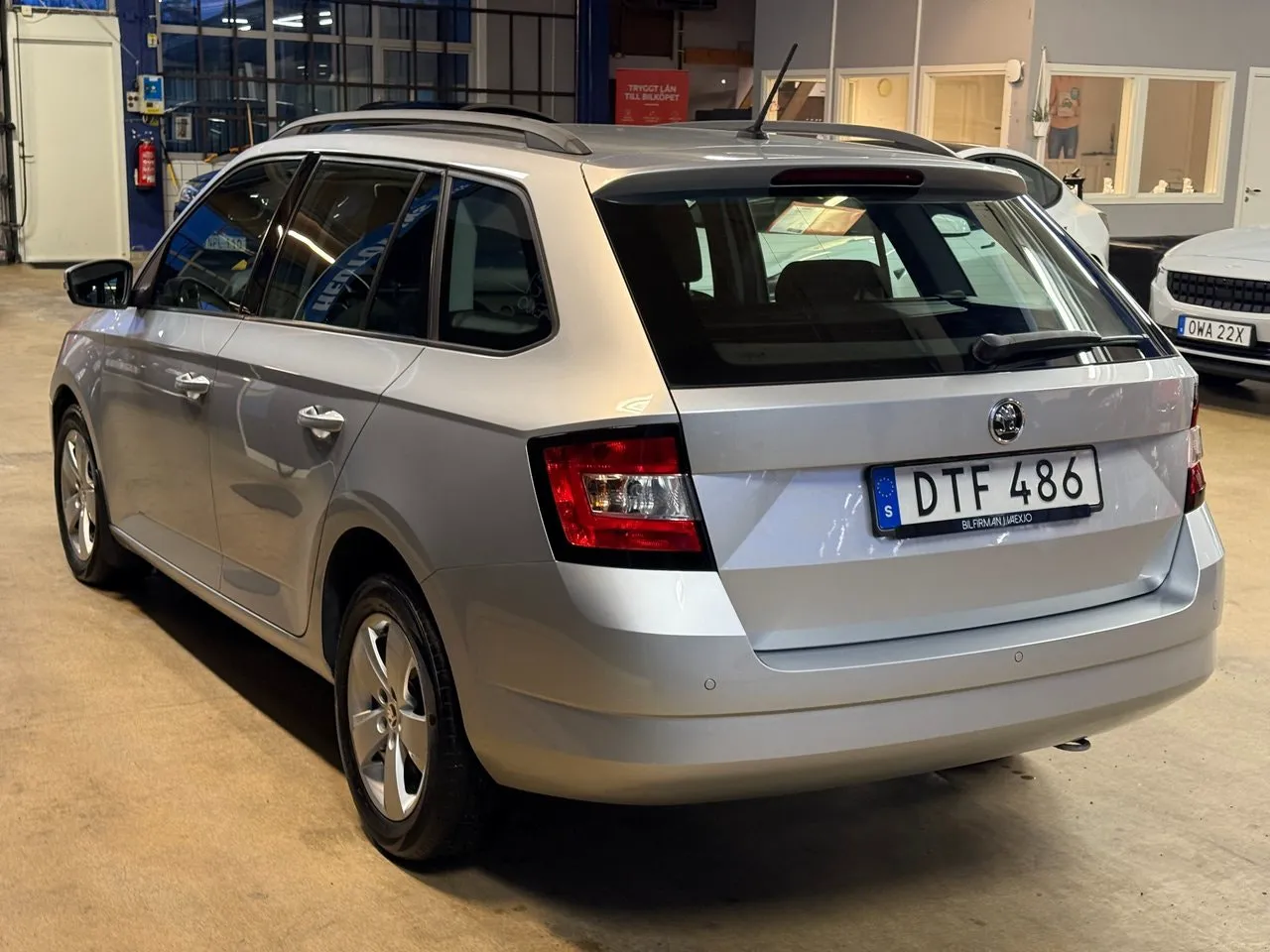 Vehicle image 4