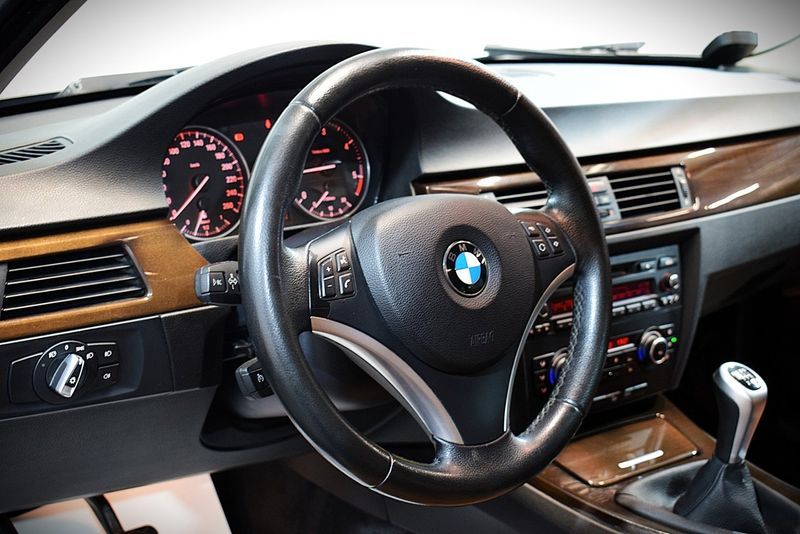 BMW 320 bild 9