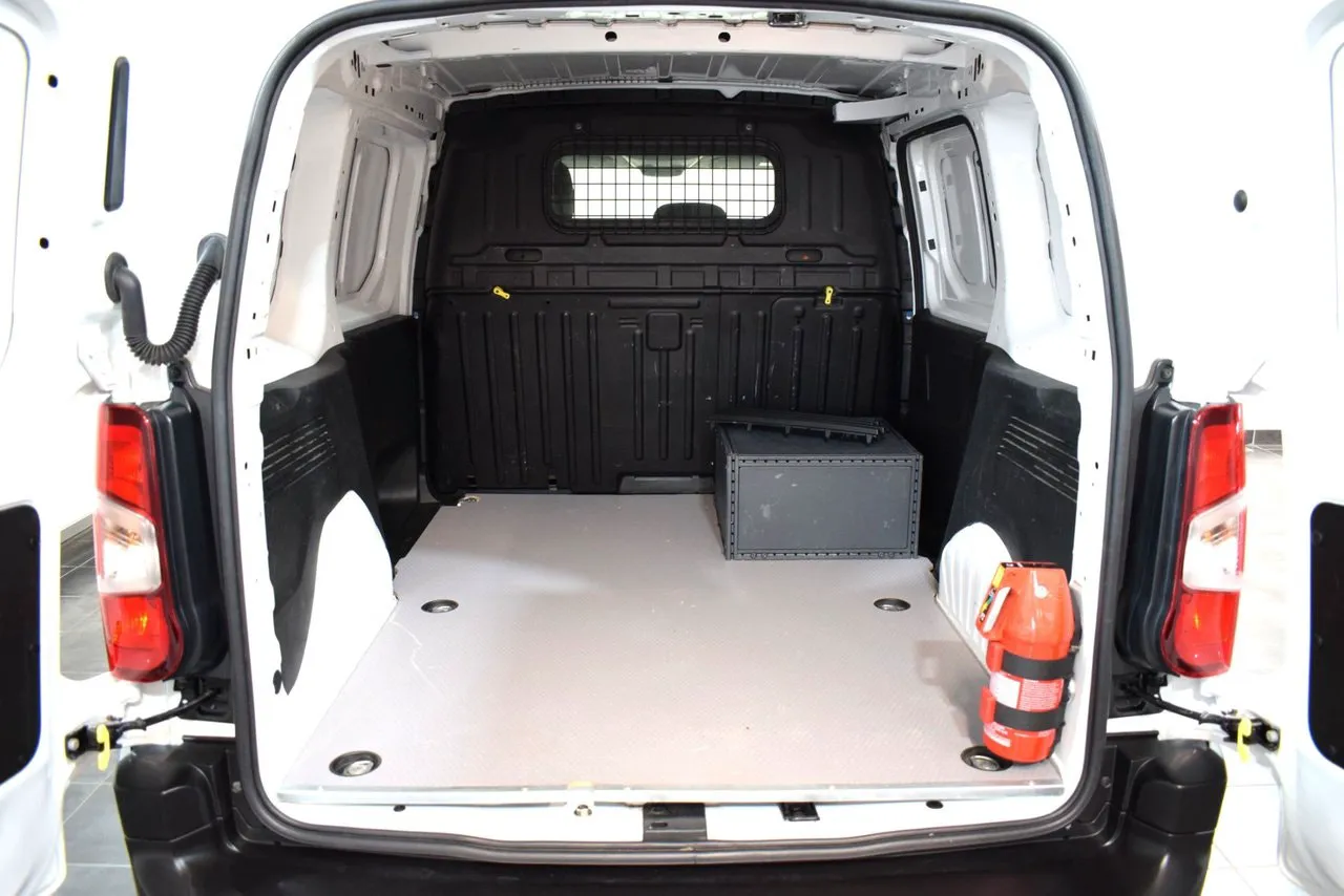 Vehicle image 18