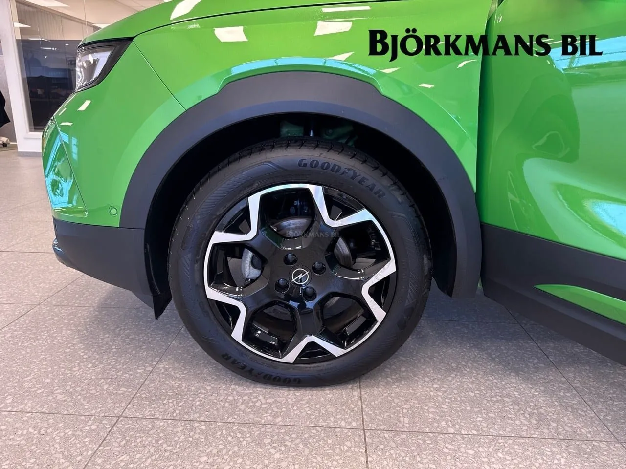 Vehicle image 16