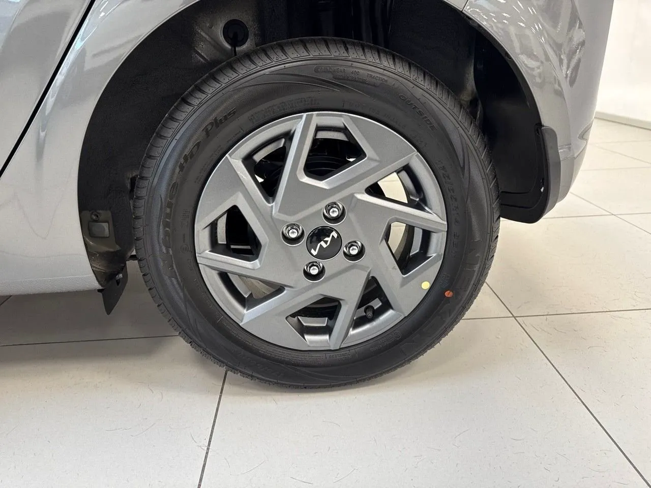 Vehicle image 16