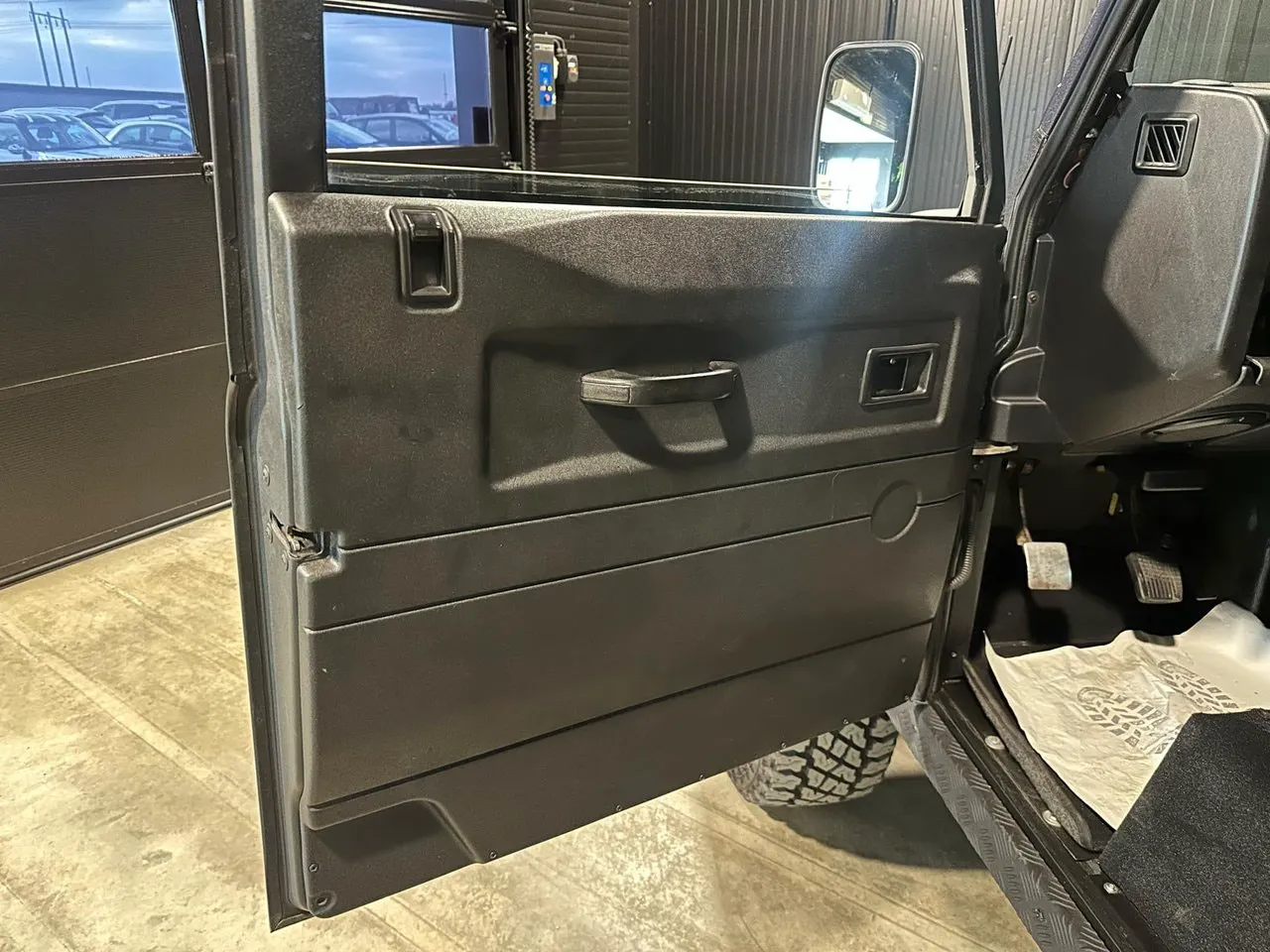 Vehicle image 16