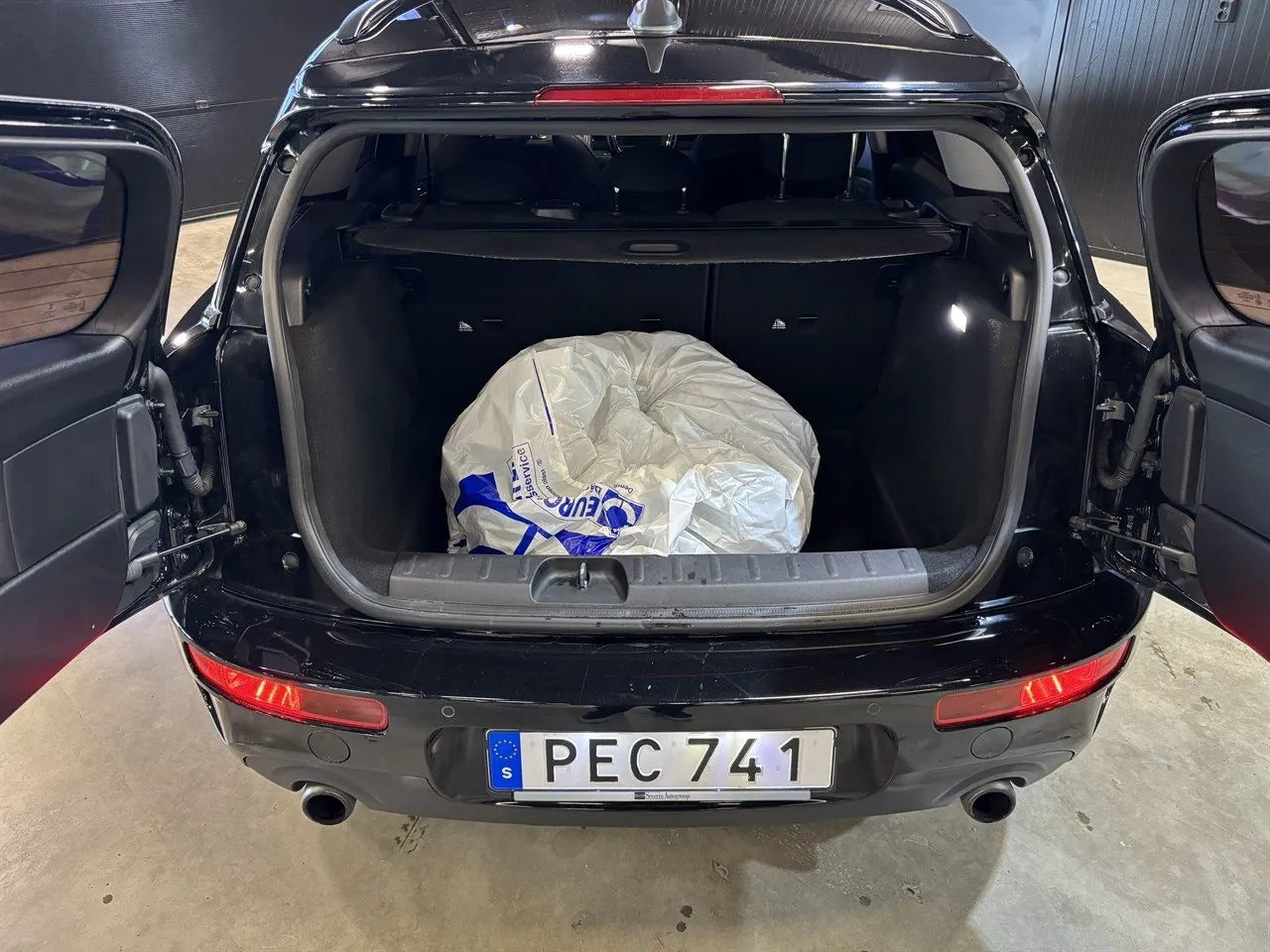 Vehicle image 18