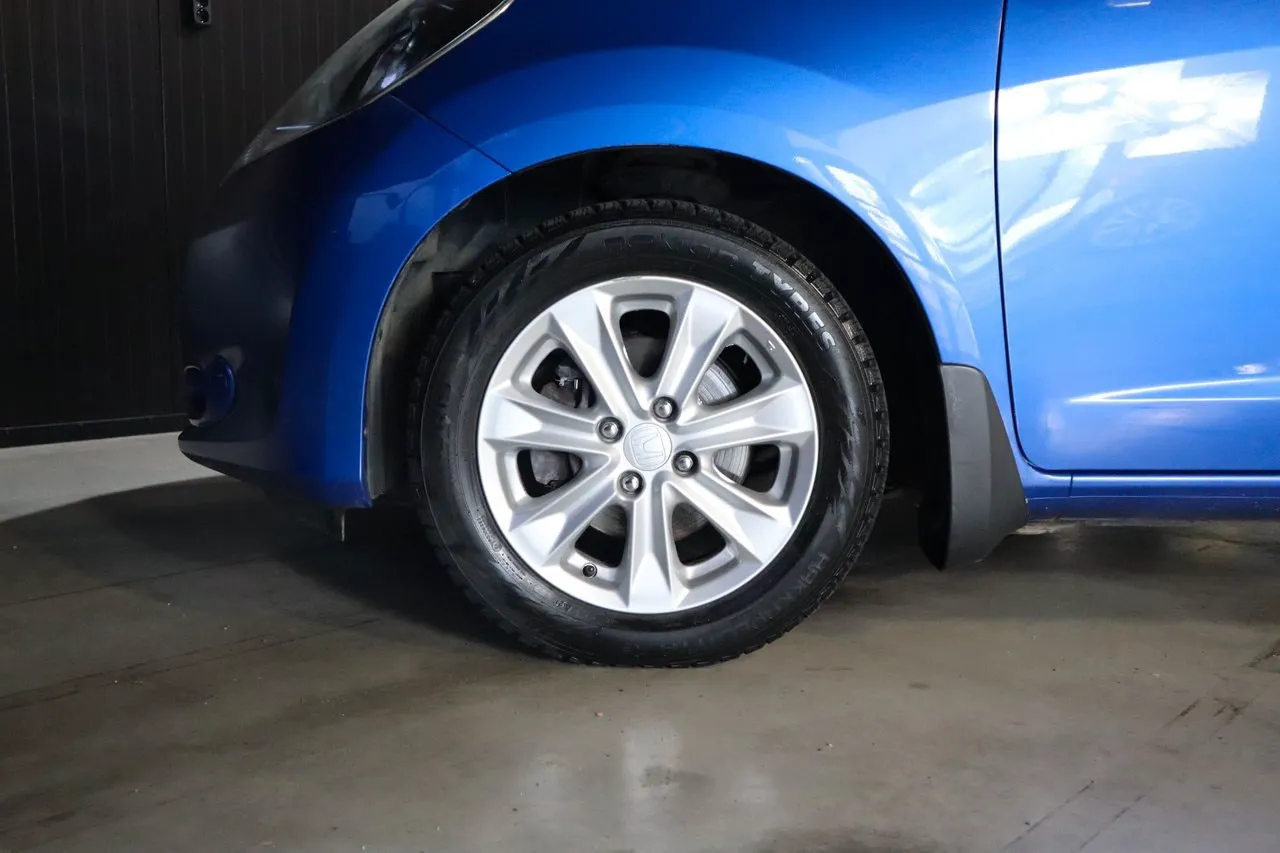 Vehicle image 18