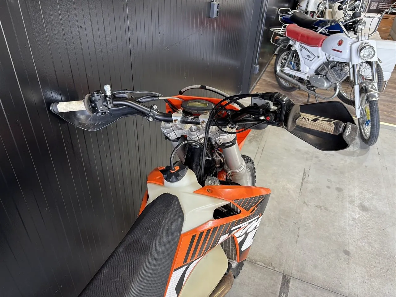 Vehicle image 10