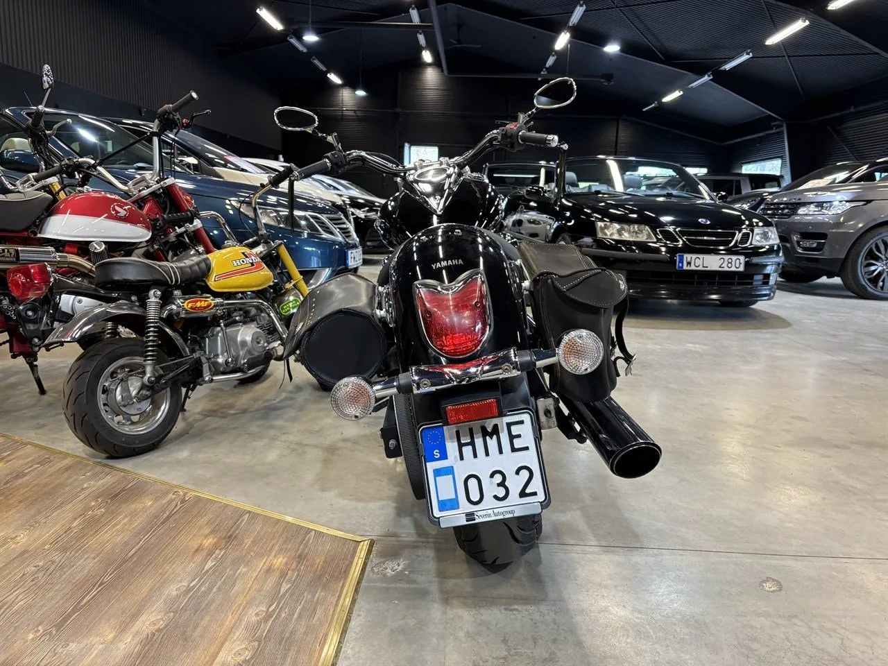 Vehicle image 10