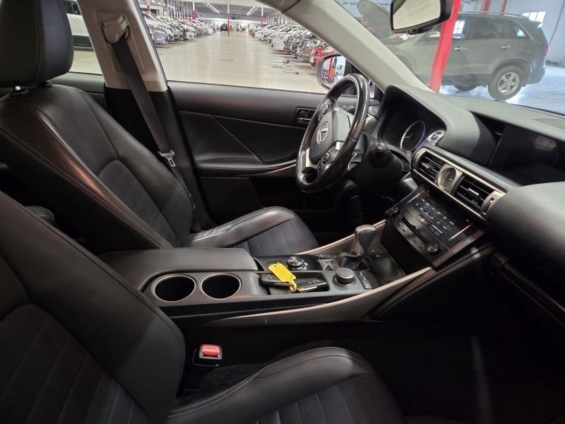 Lexus IS bild 4
