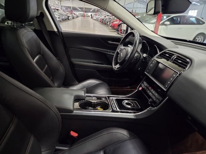Jaguar XE bild 4