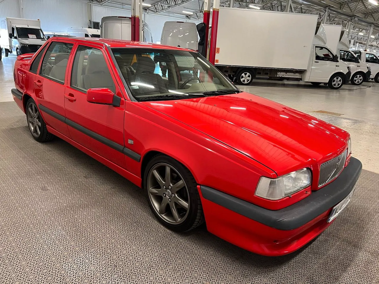 Vehicle image 10