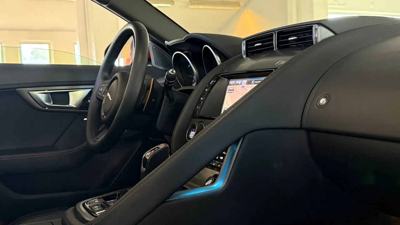 Vehicle image 14
