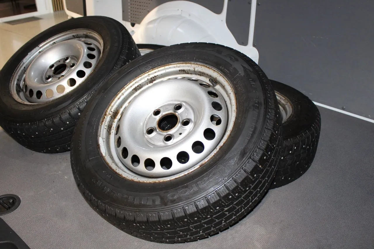 Vehicle image 15