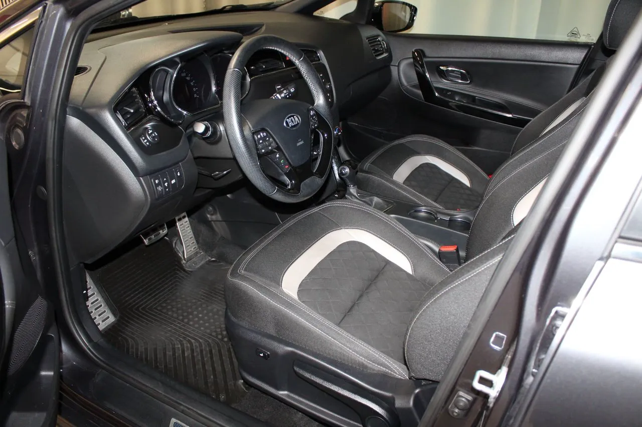 Vehicle image 16