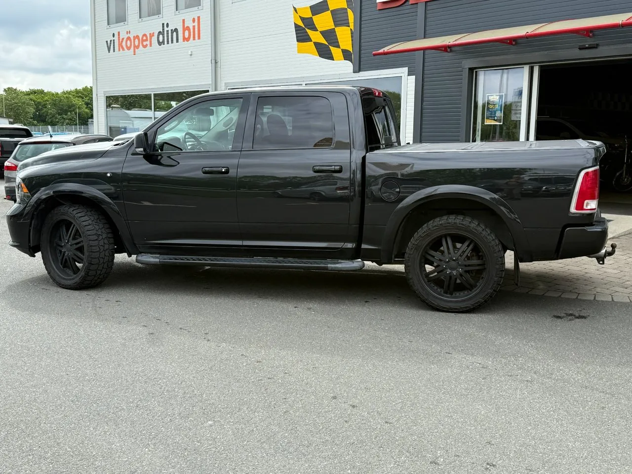 Vehicle image 6
