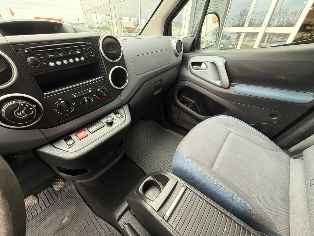 Vehicle image 10
