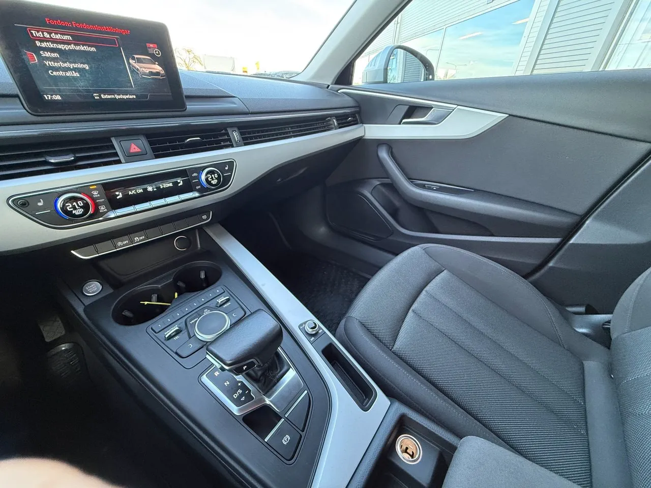 Vehicle image 14