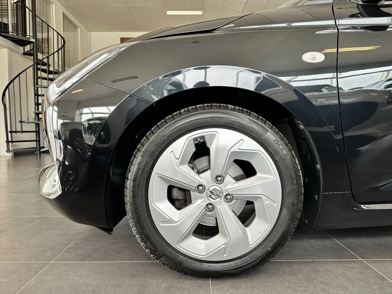 Vehicle image 5