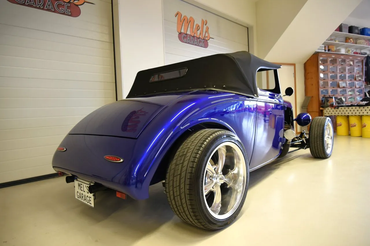 Vehicle image 32