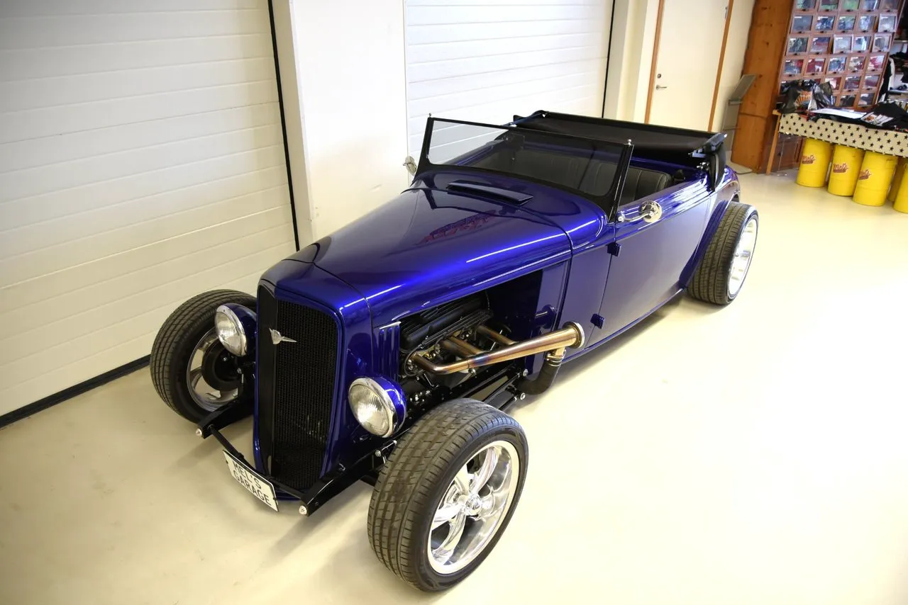 Vehicle image 15
