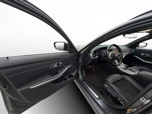 BMW 330 bild 9