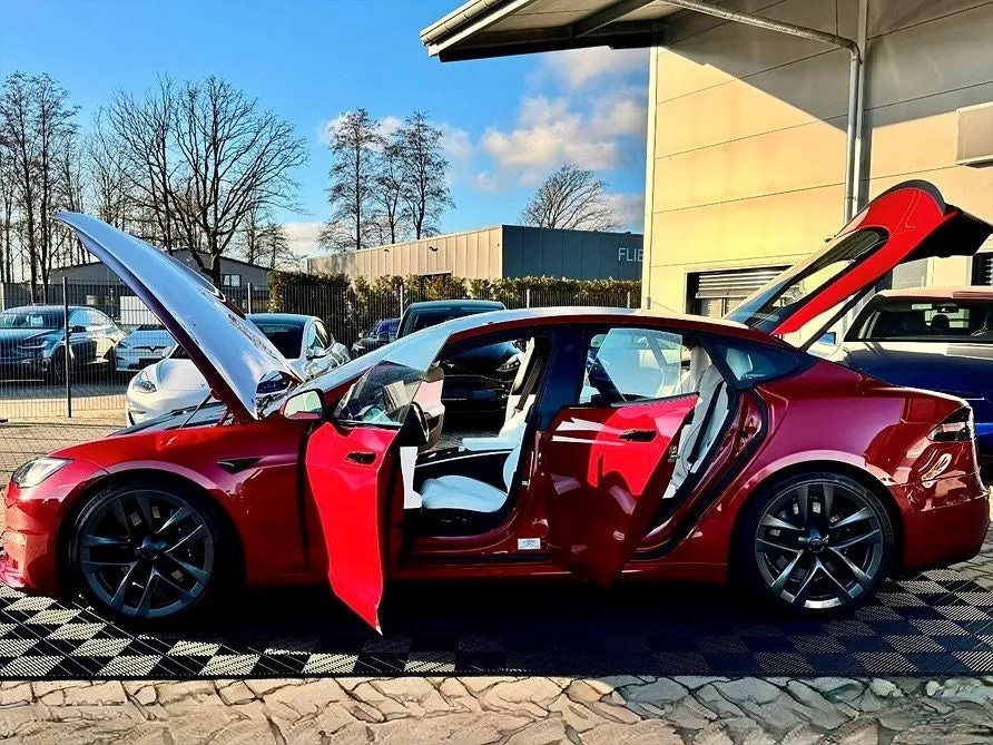 Vehicle image 6