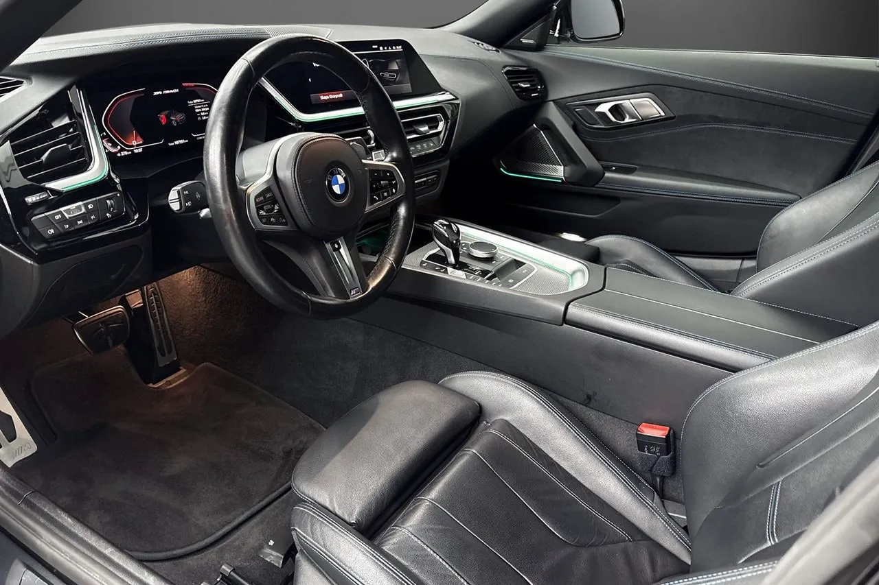 Vehicle image 10