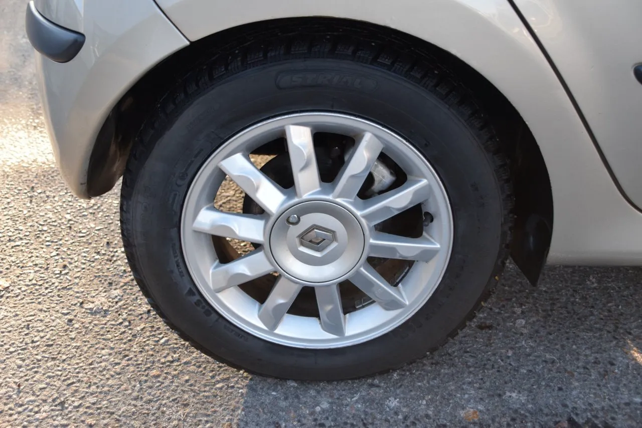 Vehicle image 16
