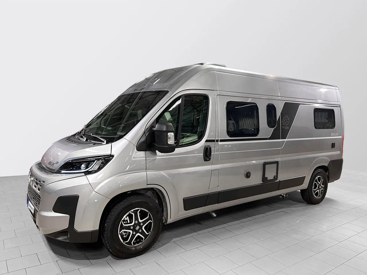 Vehicle image 32