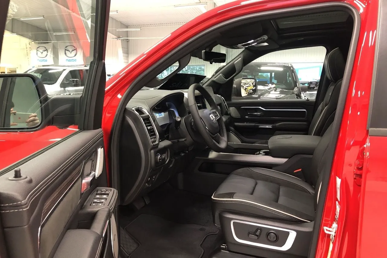 Vehicle image 6