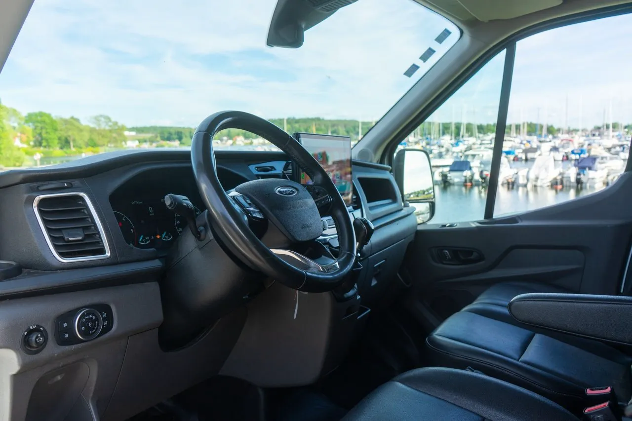 Vehicle image 16