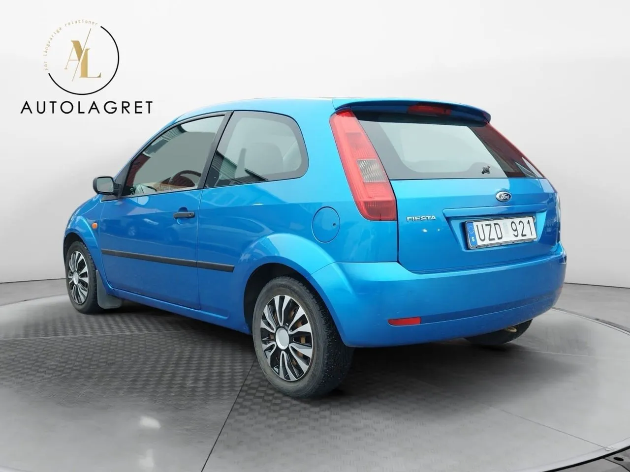 Vehicle image 3