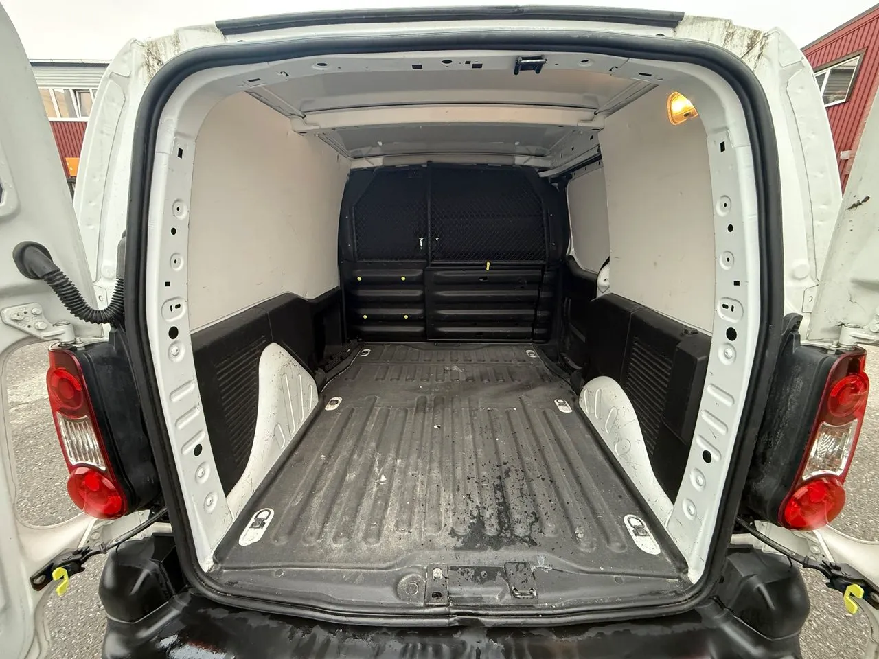 Vehicle image 9
