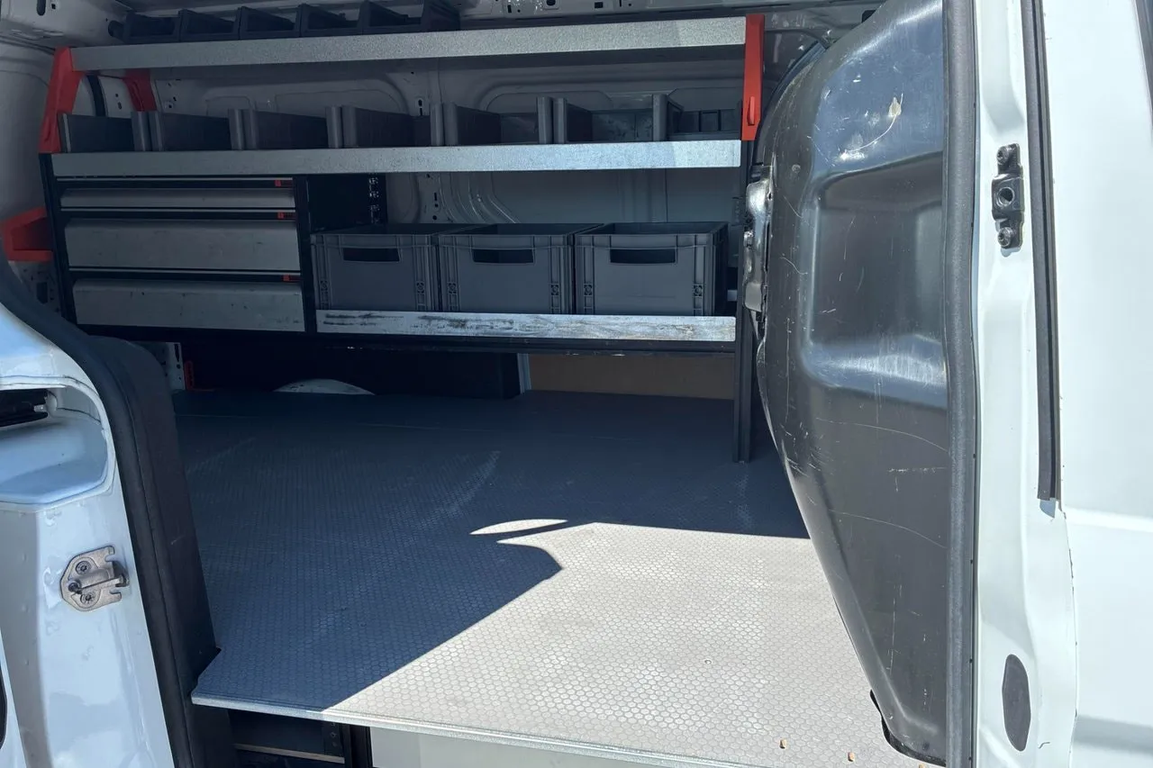 Vehicle image 15