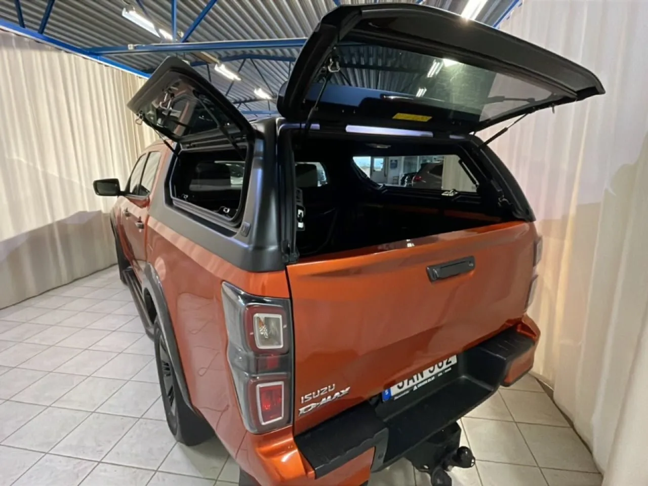 Vehicle image 7