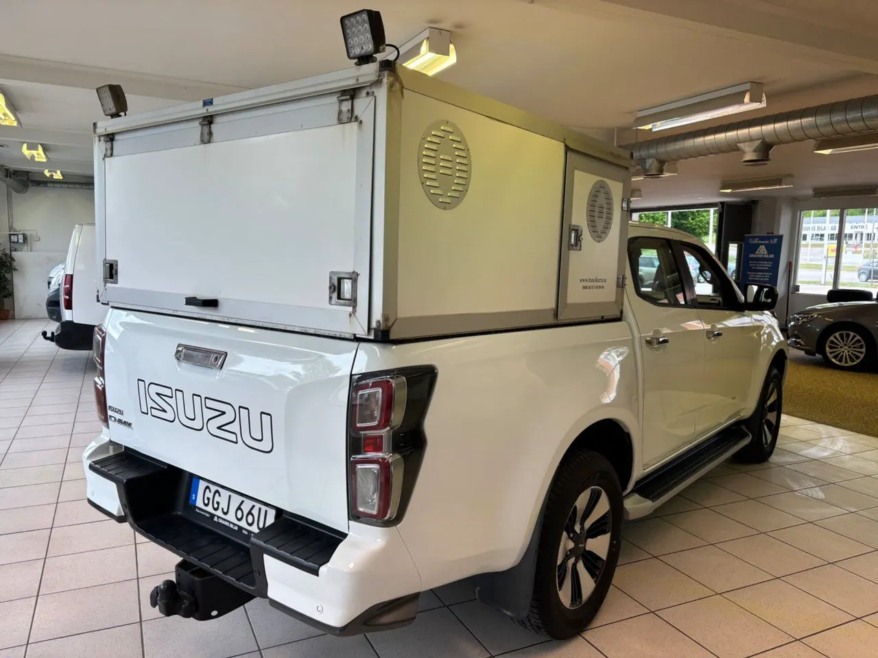 Vehicle image 32
