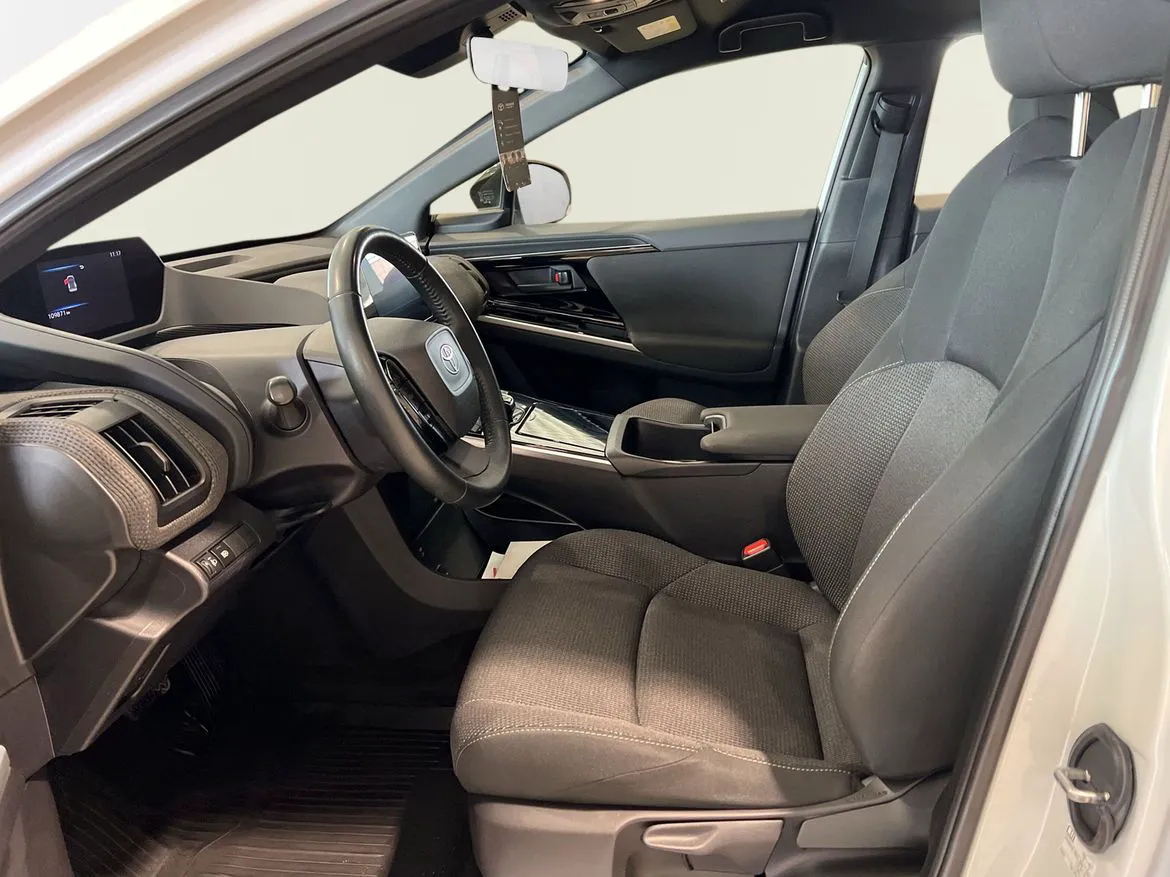 Vehicle image 25